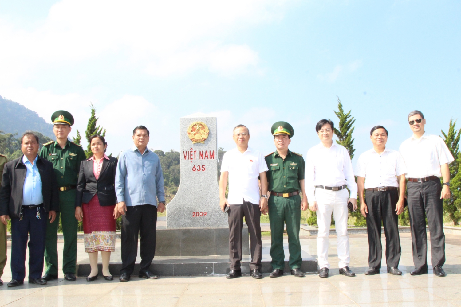 Hai đoàn thăm cột mốc 635 tại Cửa khẩu quốc tế La Lay. Ảnh: Thành Dũng