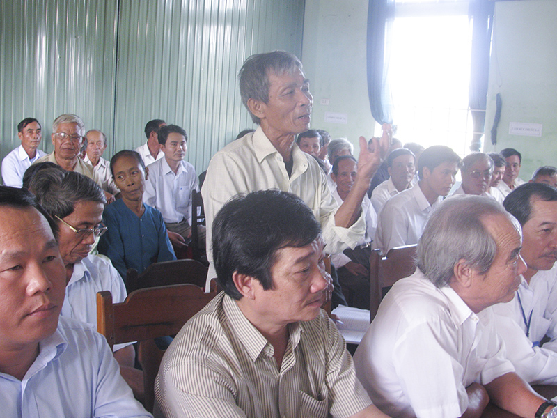 Cử tri thôn Lâm Xuân, Gio Mai, Gio Linh kiến nghị những vấn đề bức xúc tại địa phương cần được các cấp, các ngành quan tâm giải quyết. Ảnh: HNK