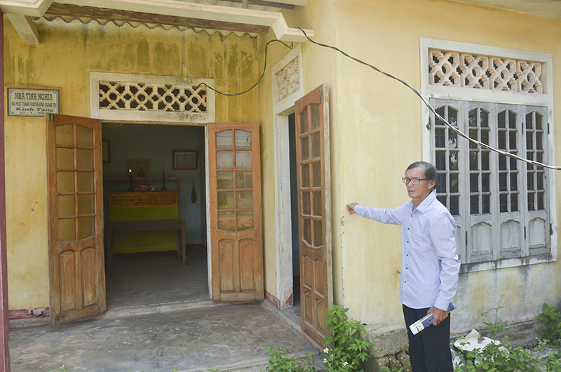 Vị trí ông Võ Văn Thùy đang đứng của ngôi nhà tình nghĩa là phần diện tích đã bị cấp chồng