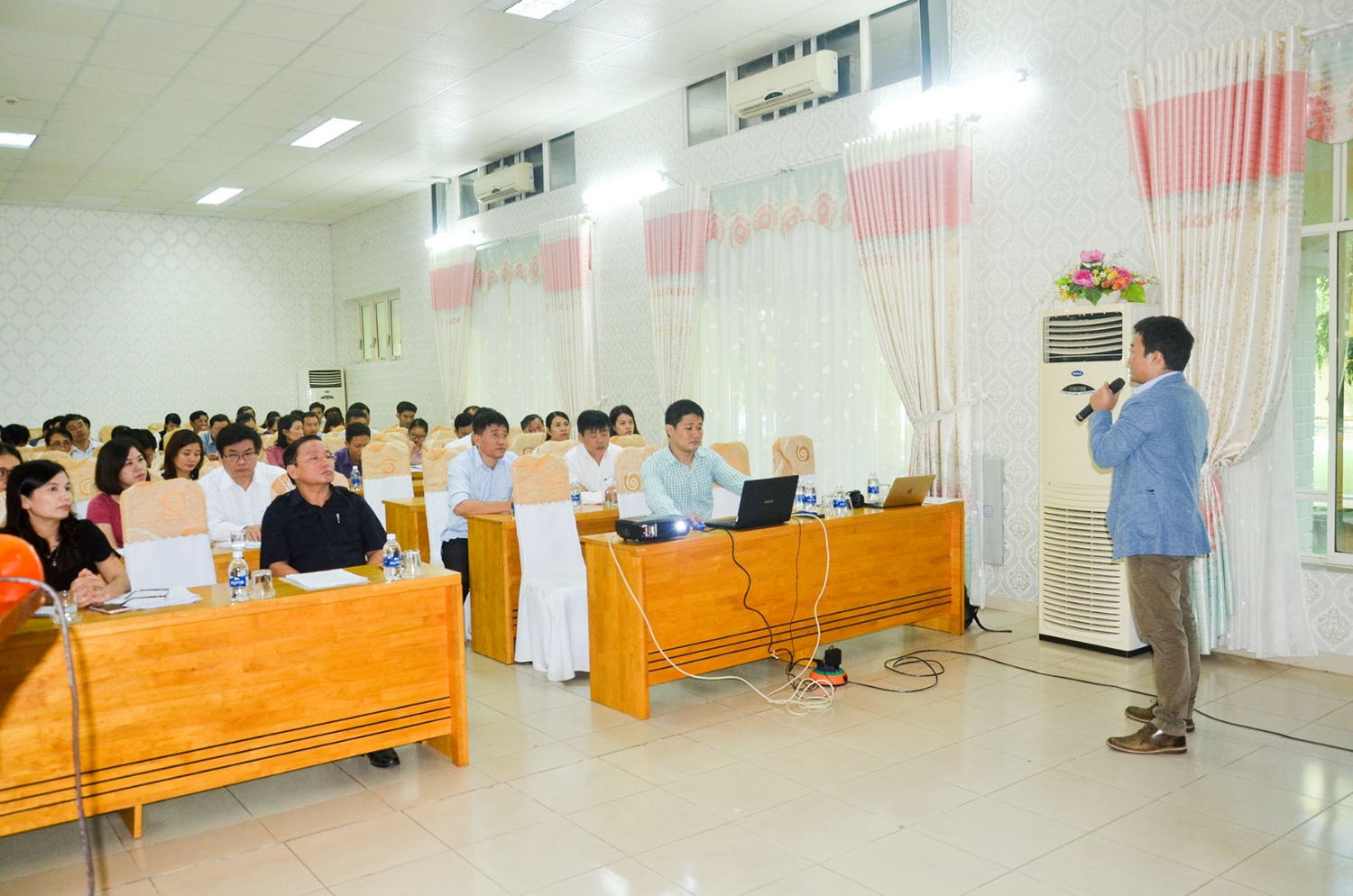 Việc triển khai cài đặt và sử dụng phần mềm trên điện thoại nhằm đảm bảo việc khai thác thông tin, truy cập và trích xuất dữ liệu phục vụ công tác khảo sát đánh giá sự hài lòng của người dân trên lĩnh vực một cửa và y tế