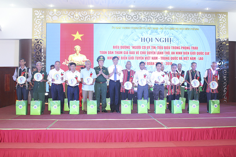 Hội nghị biểu dương người có uy tín, tiêu biểu trong phong trào toàn dân tham gia bảo vệ chủ quyền, lãnh thổ, an ninh biên giới quốc gia khu vực biên giới Việt Nam - Lào và Việt Nam - Trung Quốc - Ảnh: T. LONG​