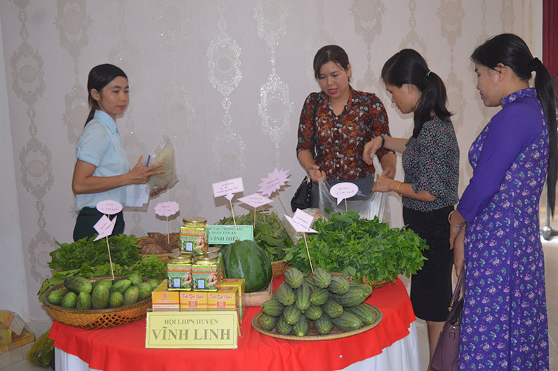Quầy giới thiệu sản phẩm rau, quả sạch của THT sản xuất rau sạch Tân An tại hội nghị kết nối cung cầu do Hội LHPN tỉnh tổ chức