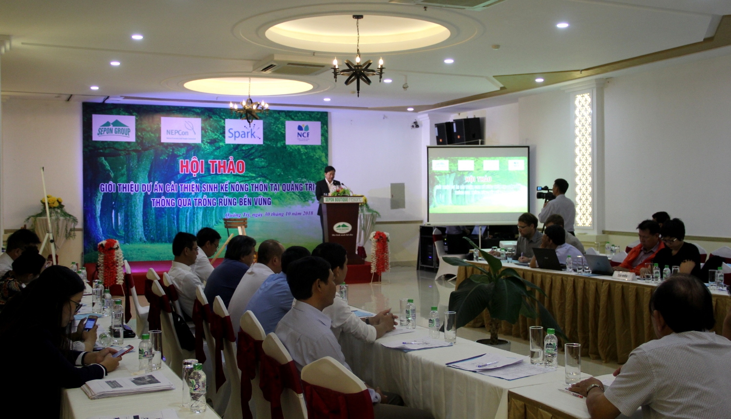 Các đại biểu đã trao đổi, thảo luận và đóng góp nhiều ý kiến quan trọng vào thực hiện Dự án “Cải thiện sinh kế nông thôn Quảng Trị thông qua trồng rừng bền vững”