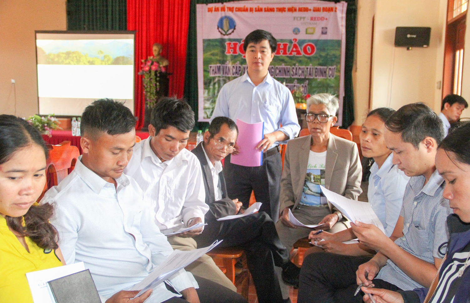 Trao đổi, thảo luận về các vấn đề xung quanh khung chính sách tái định cư, kế hoạch dân tộc thiểu số.