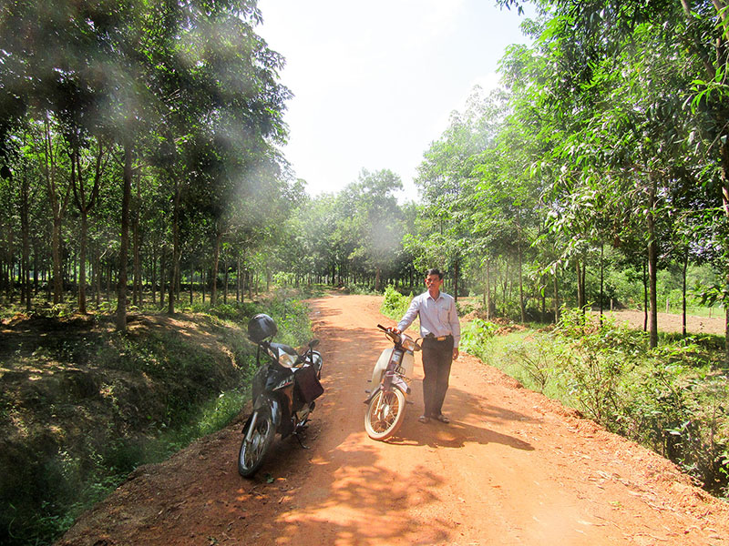 Ông Võ Viết Dũng bên con đường mà gia đình ông đầu tư 25 triệu đồng để mở rộng, nâng cấp