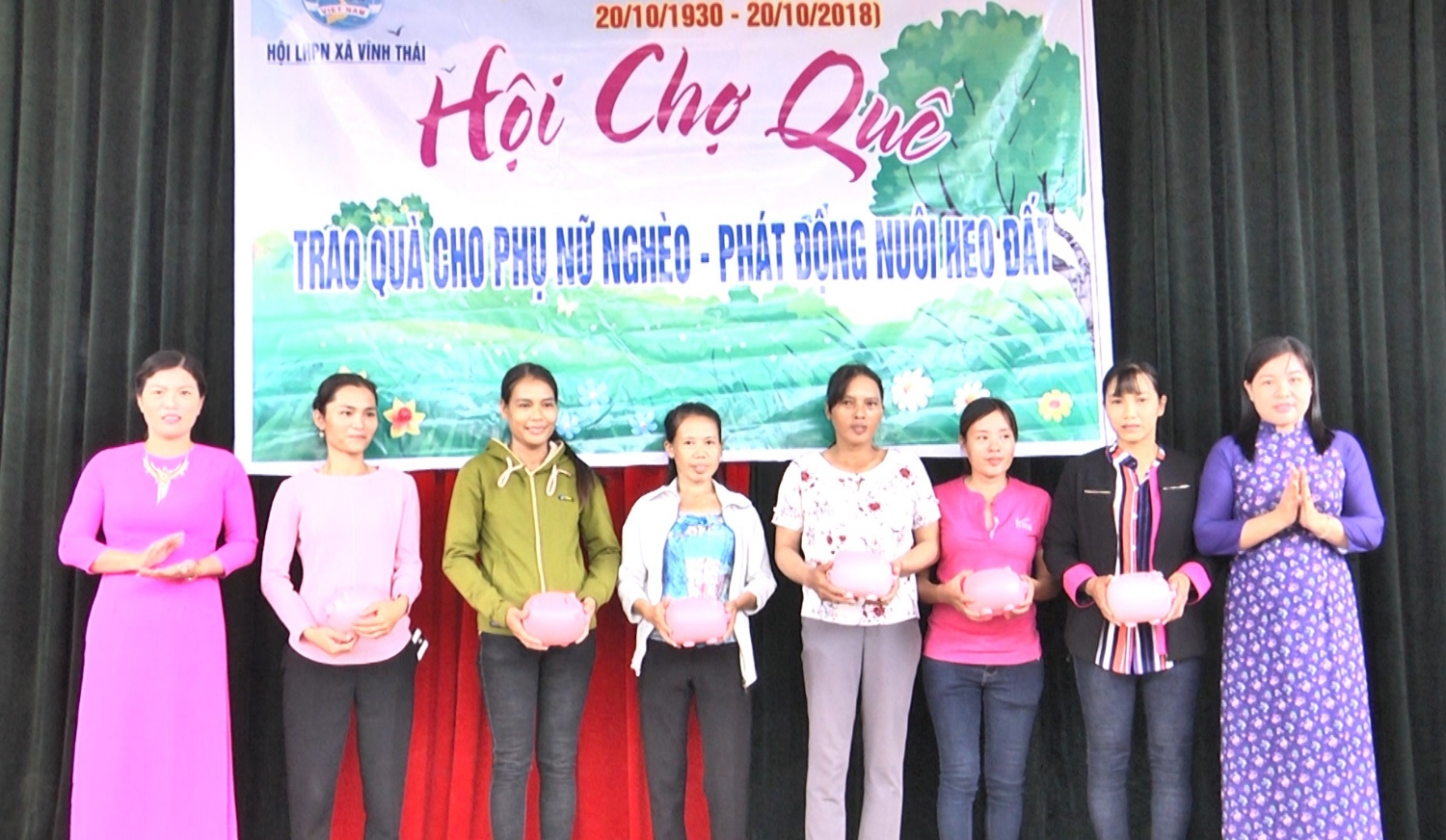 Hội LHPN xã Vĩnh Thái trao hỗ trợ cho hội viên có hoàn cảnh khó khăn.