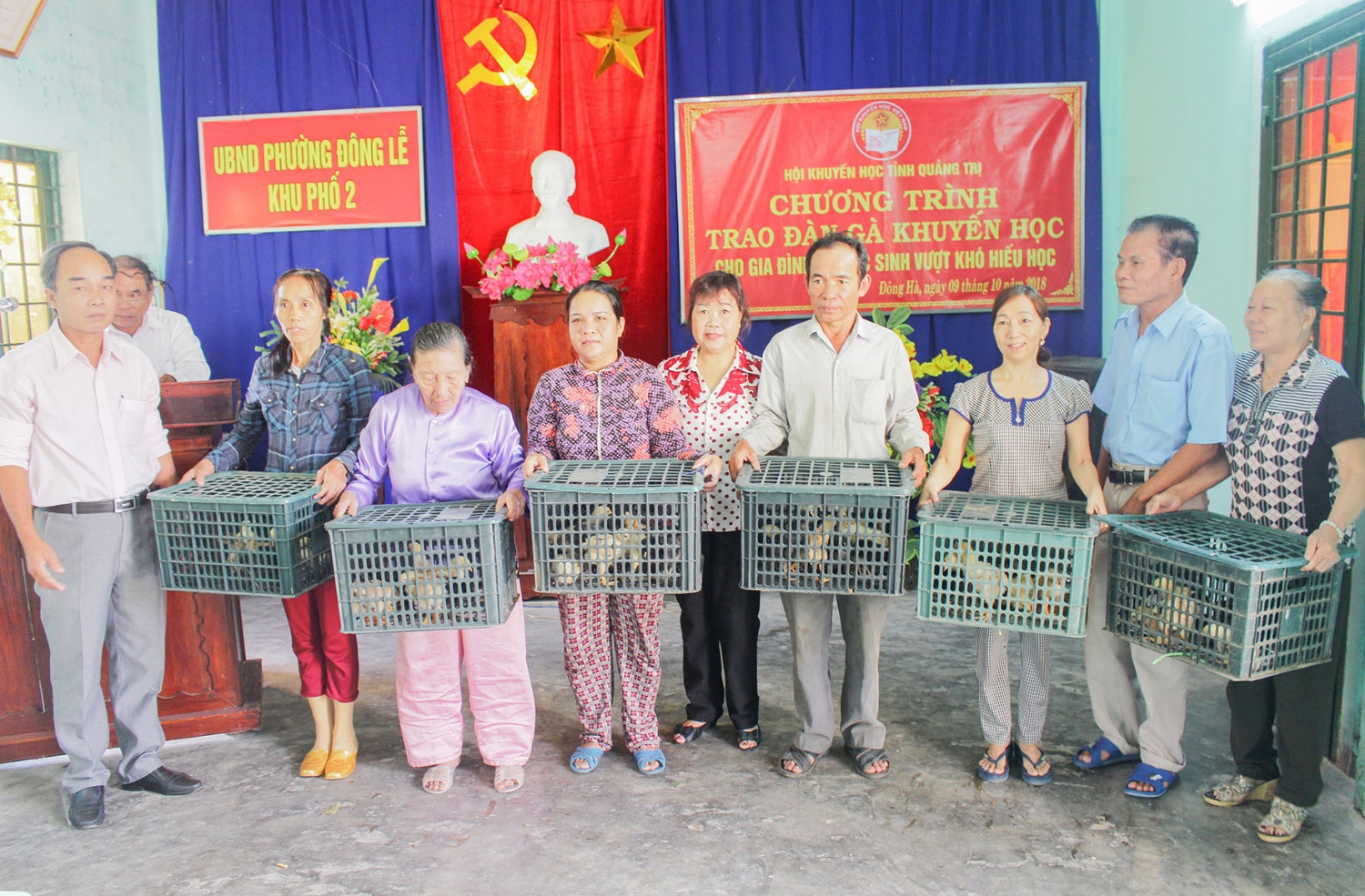 Hội Khuyến học tỉnh trao đàn gà khuyến học cho các gia đình hộ nghèo