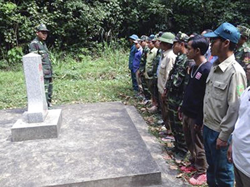 Lãnh đạo cấp ủy đảng, chính quyền và các đoàn thể, nhà trường 2 xã A Ngo và A Bung tham gia tuần tra mốc quốc giới cùng cán bộ, chiến sĩ Đồn Biên phòng Cửa khẩu quốc tế La Lay