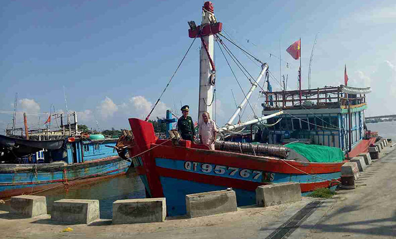 Ông Bùi Đình Sành (áo trắng) luôn là “cánh tay nối dài” của lực lượng Bộ đội Biên phòng
