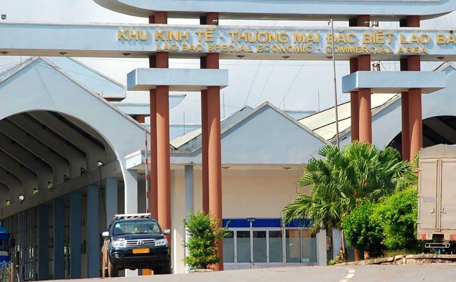 Xe ô tô Lao Bảo được miễn thuế nhập khẩu khi chuyển sang biển số trắng