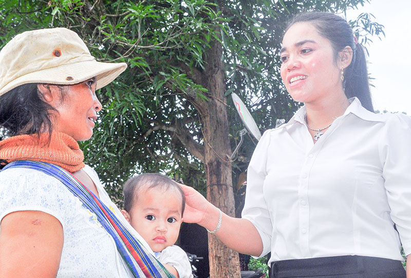 Chị Hồ Thị Xáo gặp gỡ, chuyện trò với người dân