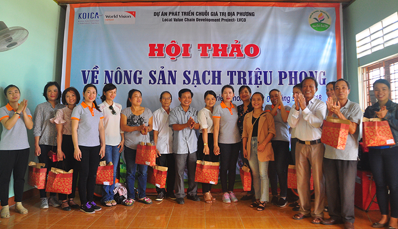 Khách tham quan nhận được những món quà nhỏ, đầy ý nghĩa