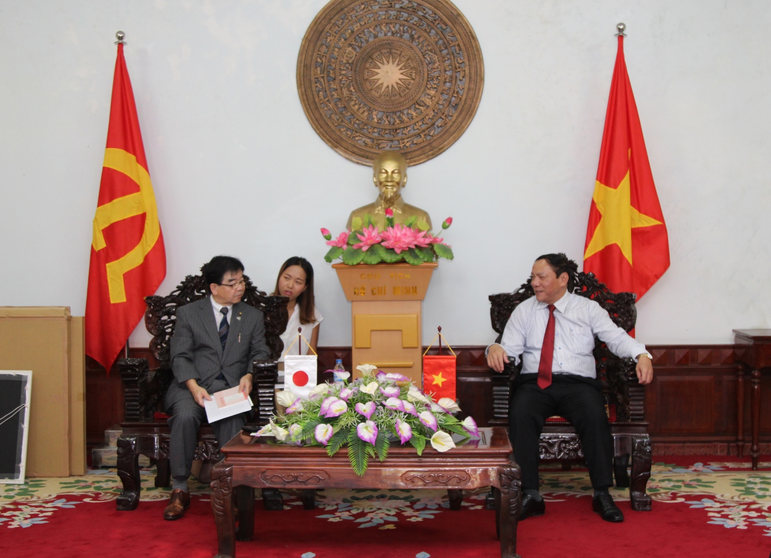 Đoàn Hội Hòa bình và Hữu nghị Hiroshima – Việt Nam chào xã giao lãnh đạo tỉnh Quảng Trị. Ảnh: Thành Dũng