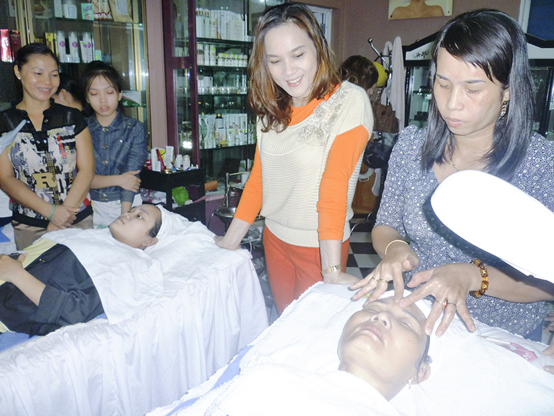 Một lớp dạy nghề trang điểm thẩm mỹ do Hội LHPN thành phố Đông Hà phối hợp tổ chức