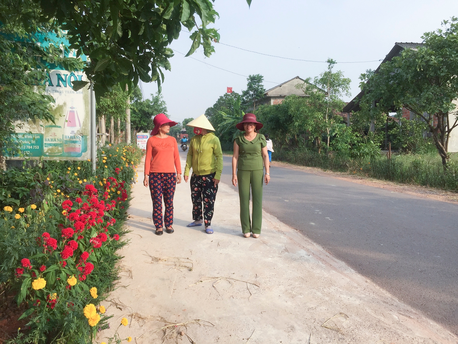Những “Đường hoa yêu thương” làm đẹp thêm cho các miền quê. Ảnh: THU HÒA
