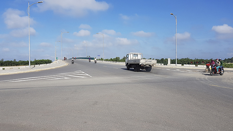 Cầu Thành Cổ đưa vào sử dụng tạo thuận lợi cho việc đi lại của người dân trên địa bàn thị xã và vùng phụ cận