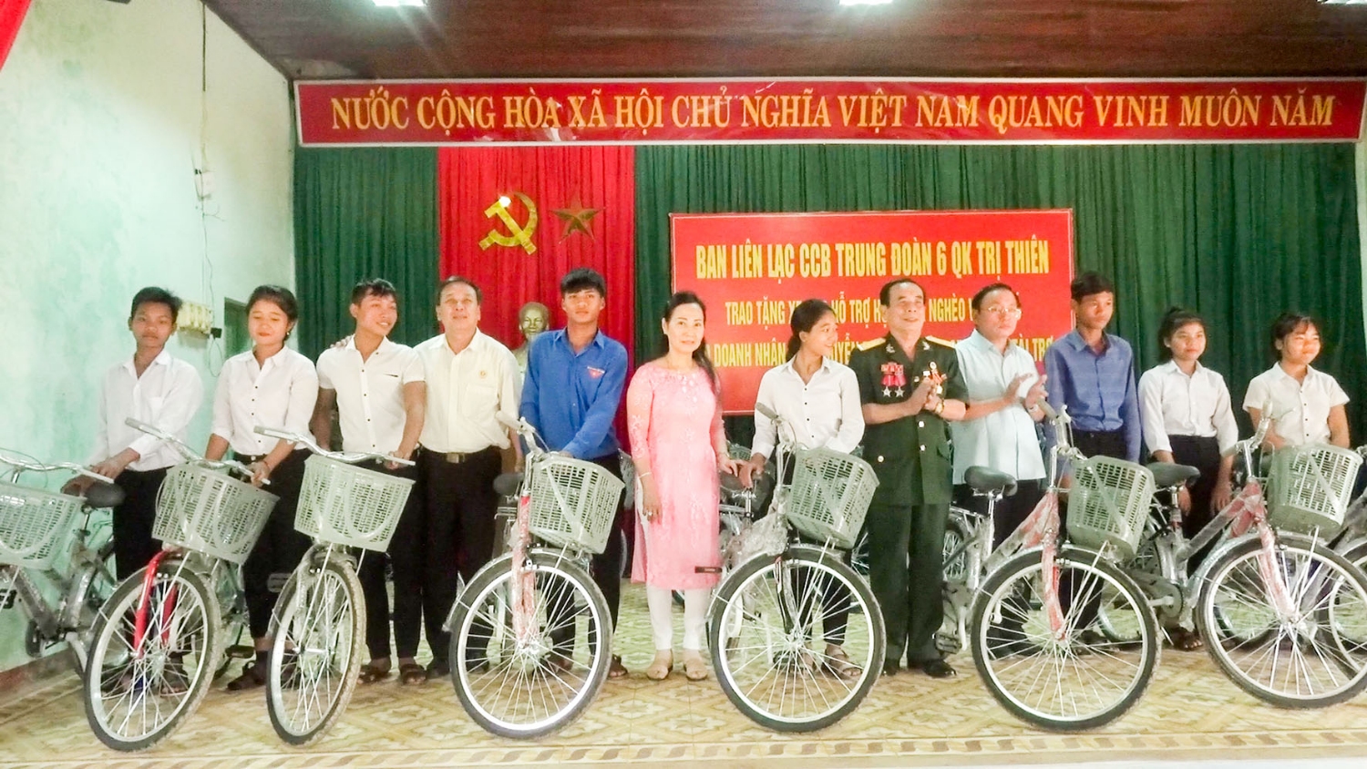 Trao xe đạp cho học sinh nghèo vượt khó