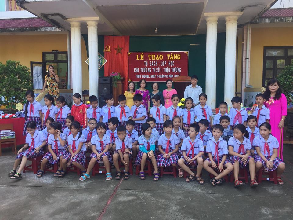 Tặng tủ sách lớp học cho Trường Tiểu học số 1 Triệu Thượng