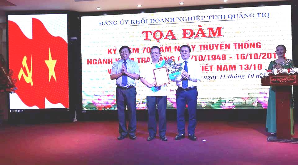 Đảng ủy Khối DN tỉnh tặng giấy chứng nhận cho tập thể đạt giải nhất cuộc thi “Tìm hiểu về công tác kiểm tra, giám sát và kỷ luật của Đảng”. Ảnh: NV