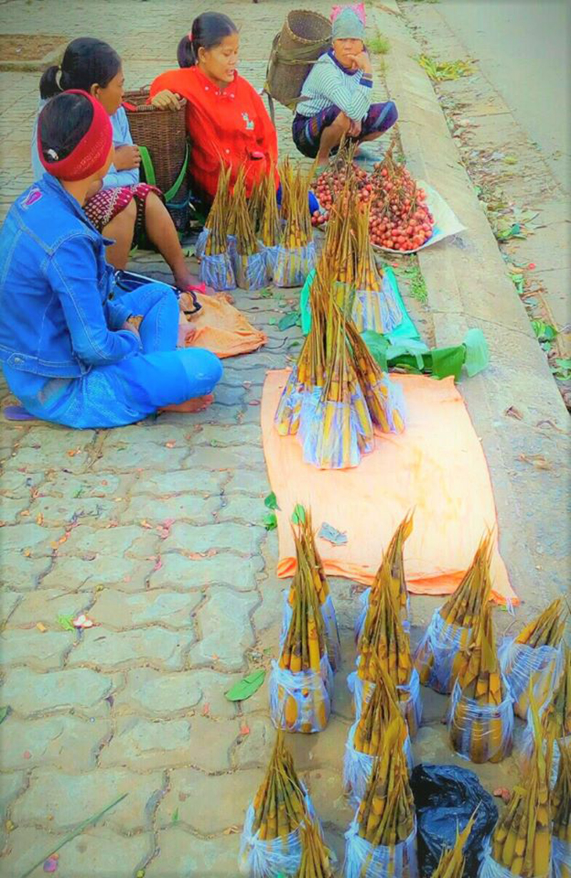 Đồng bào dân tộc Vân Kiều, Pa Kô bán măng rừng ở chợ thị trấn Khe Sanh