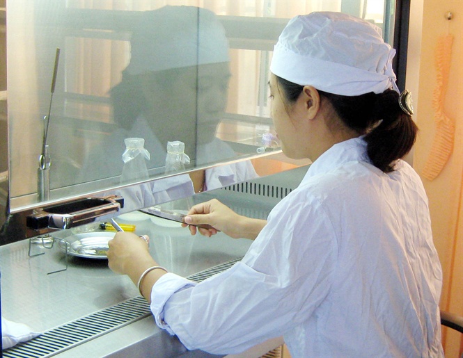 Cán bộ của Trung tâm nghiên cứu công nghệ nuôi cấy mô tế bào keo lai