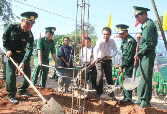 Đại diện chỉ huy Đồn Biên phòng Thuận, Quỹ Tấm lòng vàng và chính quyền địa tại lễ khởi công xây dựng nhà cho tình nghĩa. Ảnh: Đình Tiến