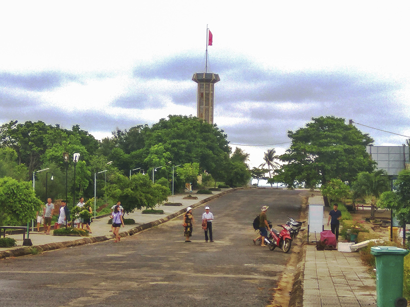 Khách du lịch đến với đảo Cồn Cỏ