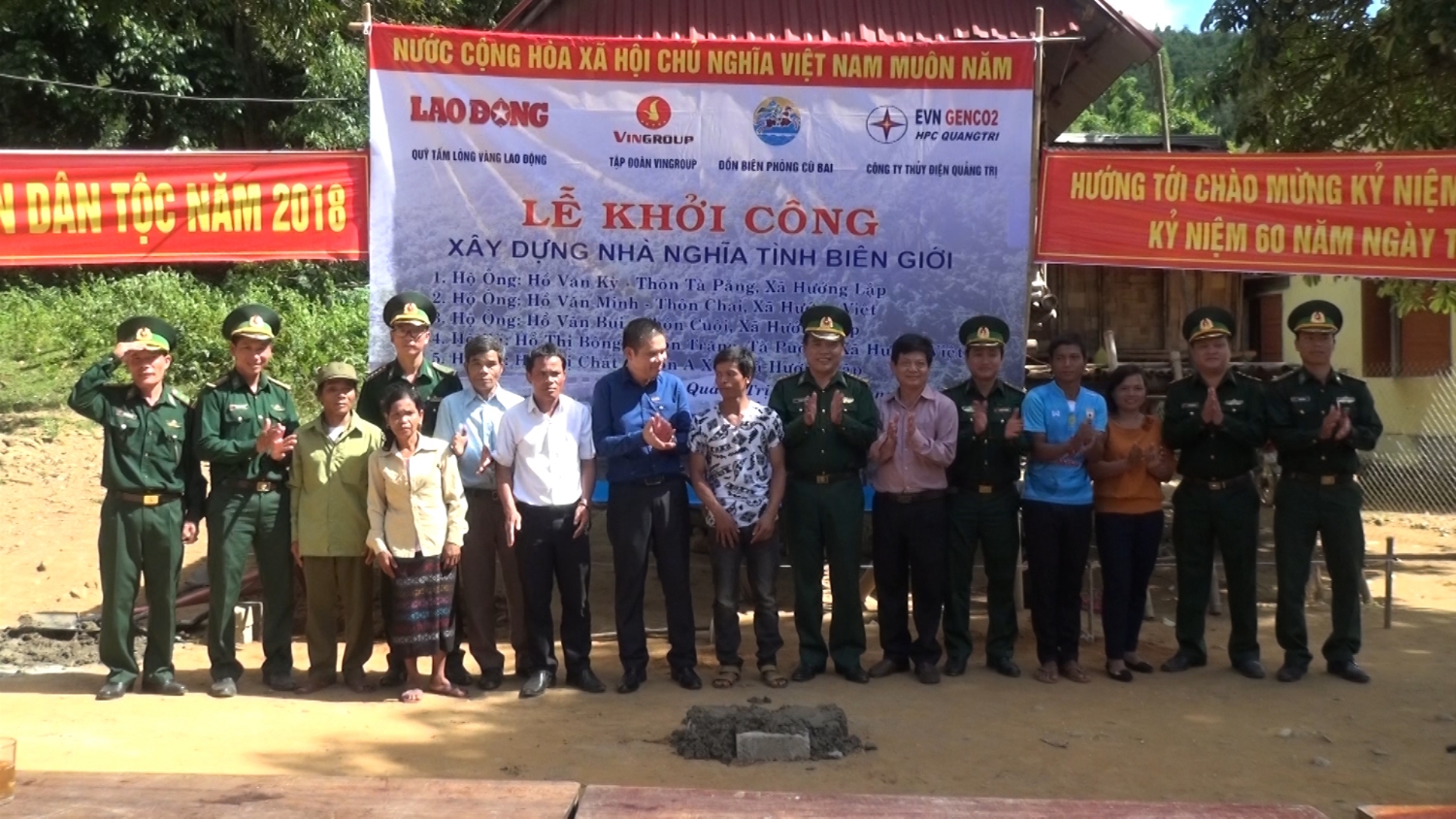 Các đại biểu tiến hành khởi công nhà tình nghĩa cho nhân dân biên giới