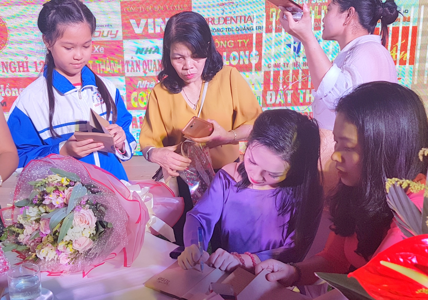 Nhà văn Trần Trà My ký tặng sách cho khách mời tham dự giao lưu