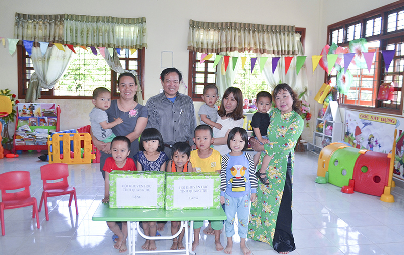 Hội Khuyến học tỉnh thăm và tặng quà cho cháu học mầm non tại huyện đảo Cồn Cỏ