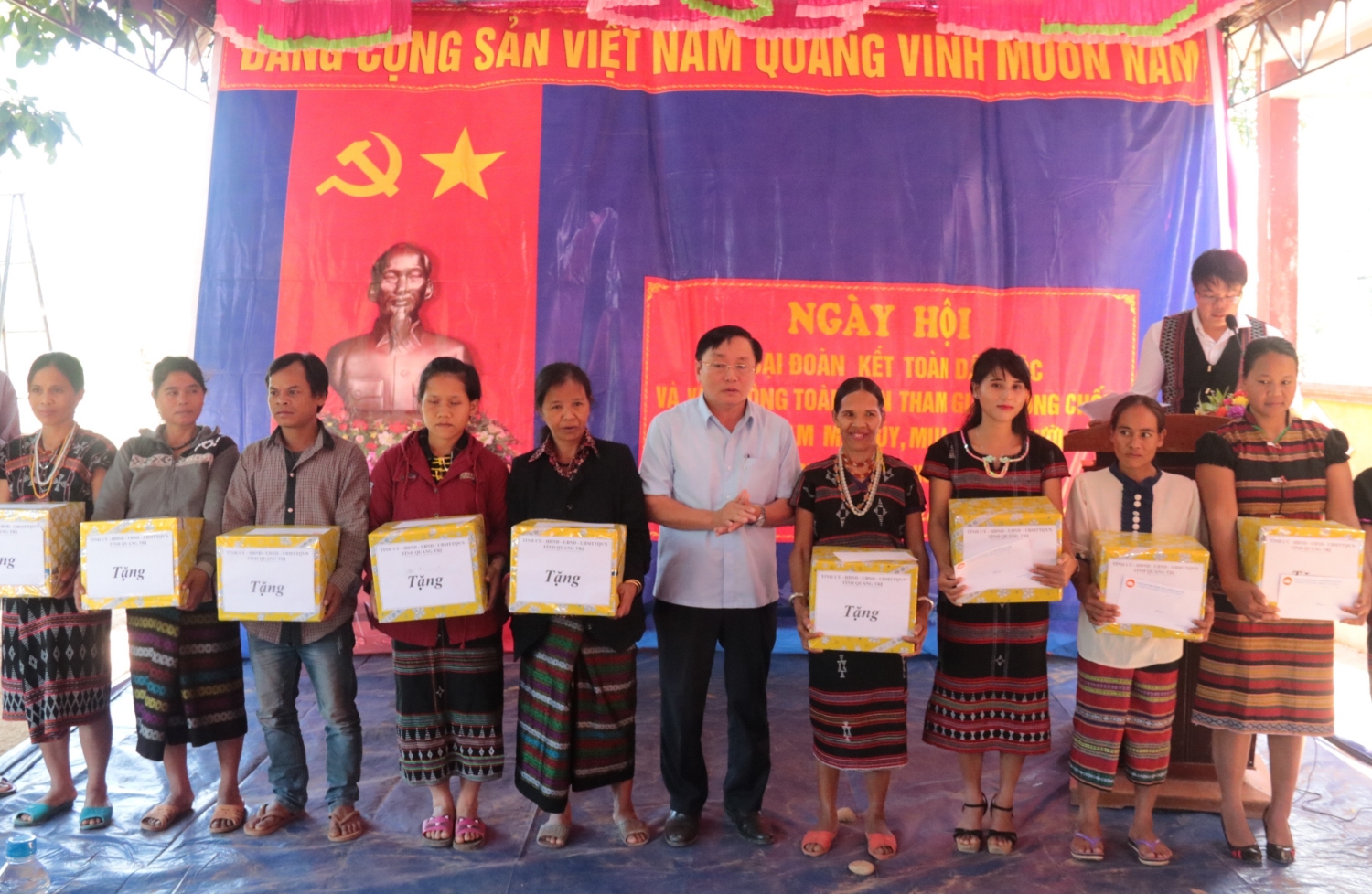 Phó Chủ tịch Thường trực HĐND tỉnh Nguyễn Đức Dũng tặng quà cho người dân thôn La Hót.