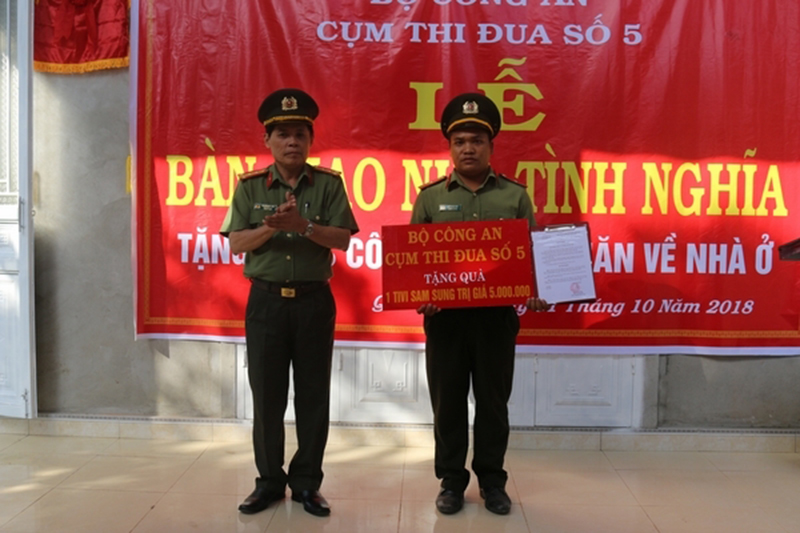 Cụm thi đua số 5 trao nhà tình nghĩa cho cán bộ, chiến sĩ khó khăn về nhà ở