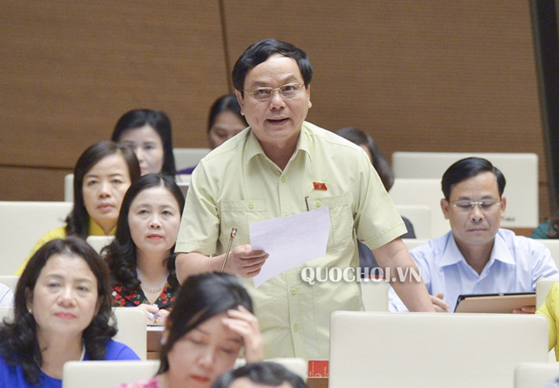 Đại biểu Hoàng Đức Thắng chất vấn tại hội trường  Ảnh  PHN