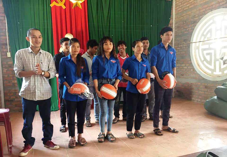 Trao tặng mũ bảo hiểm cho đoàn viên thanh niên bản Chùa