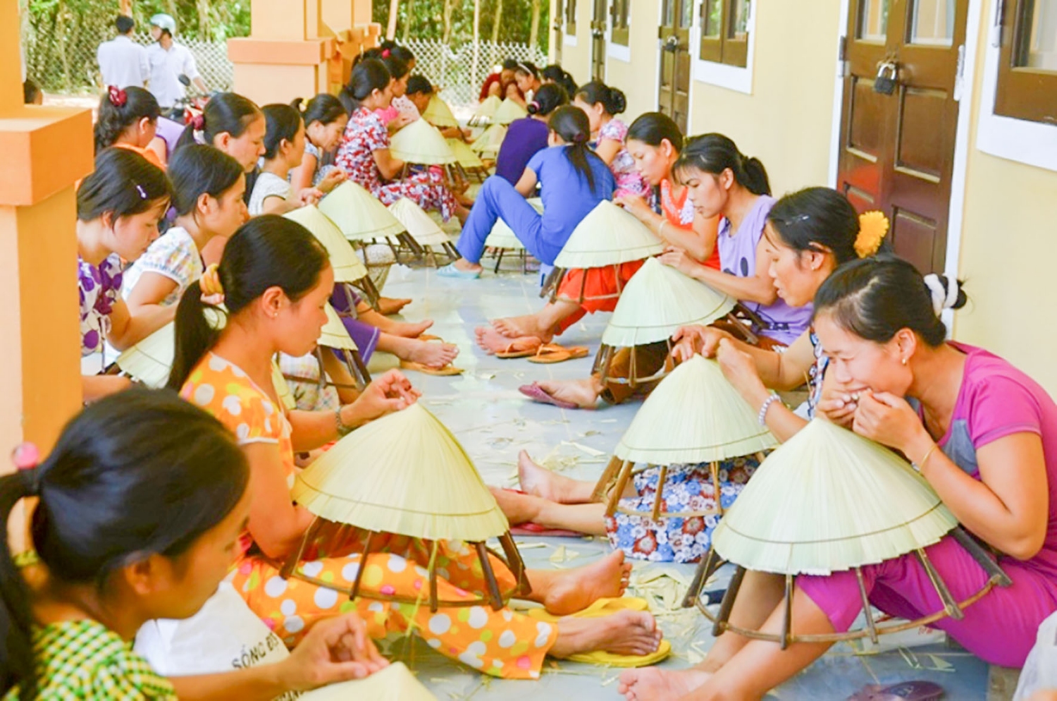 Nhiều chị em phụ nữ ở huyện Hải Lăng có thu nhập ổn định nhờ được truyền dạy nghề làm nón