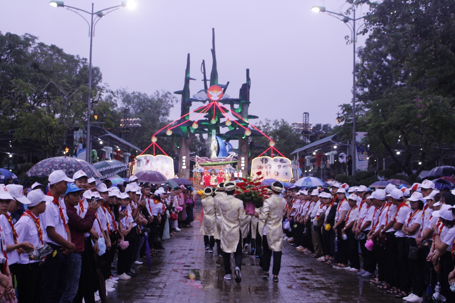 Đông đảo giáo dân về dự lễ bế mạc tại Trung tâm Hành hương Đức Mẹ La Vang- tỉnh Quảng Trị