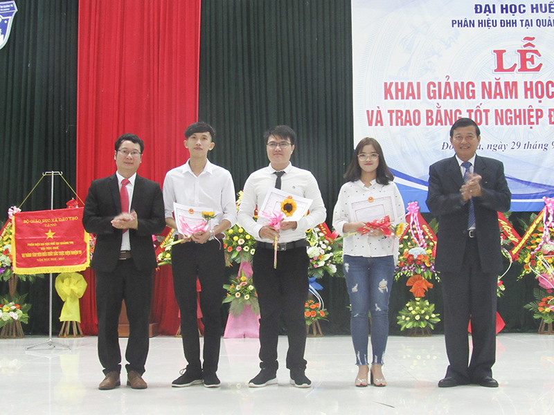 Lãnh đạo Phân hiệu Đại học Huế tại Quảng Trị khen thưởng sinh viên tốt nghiệp loại giỏi năm 2018