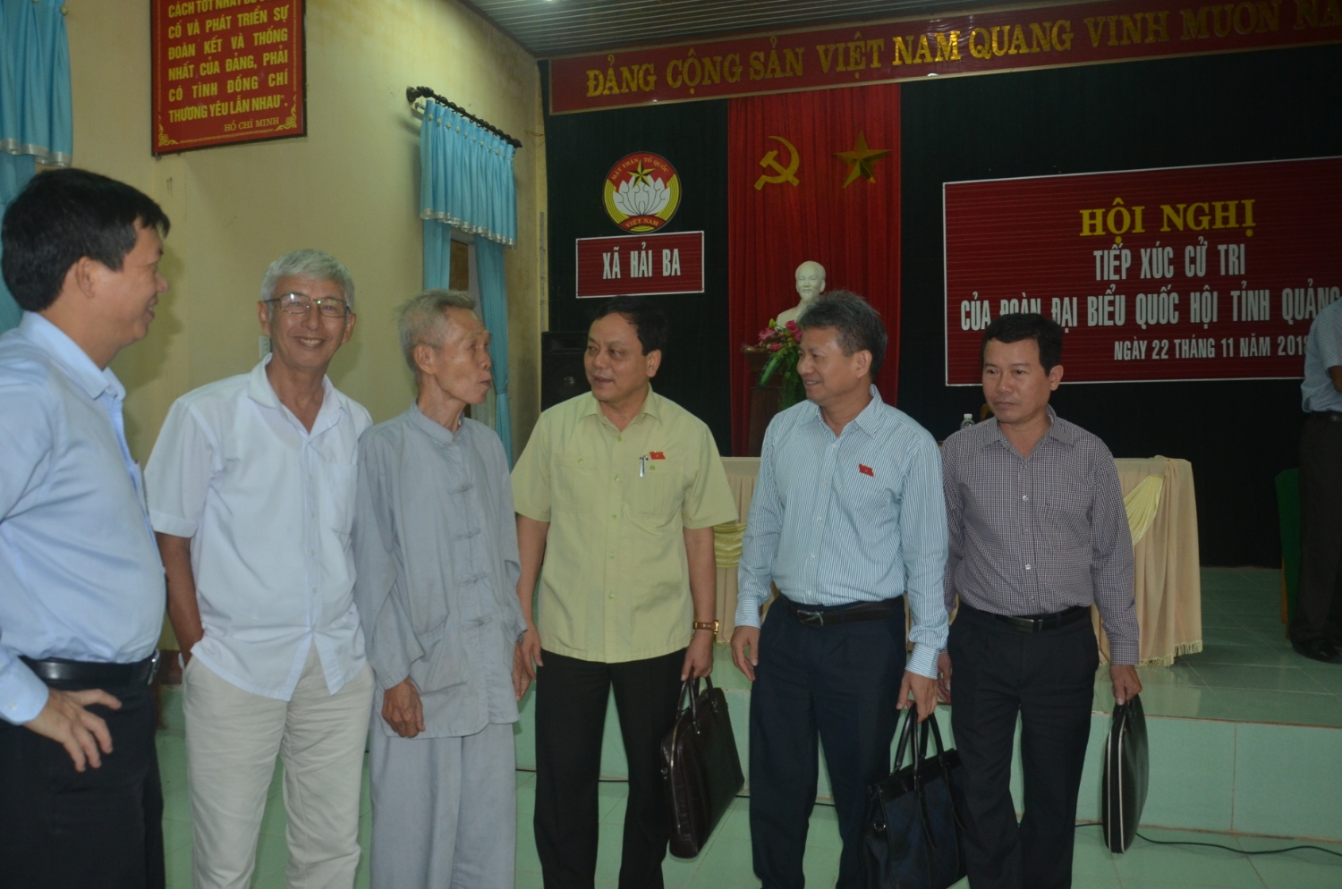 Đại biểu Hoàng Đức Thắng với cử tri xã Hải Ba. Ảnh: LM