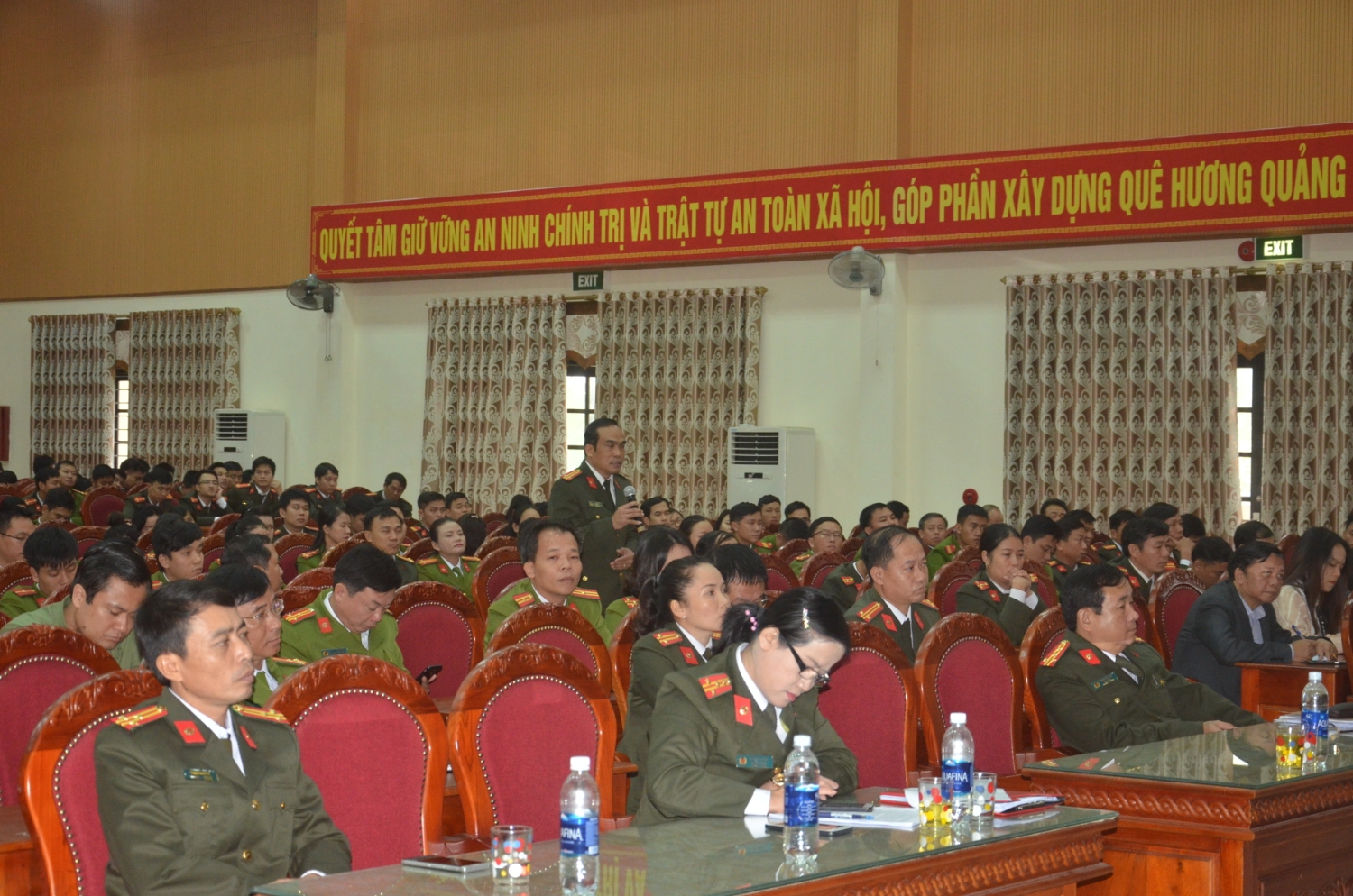 Cử tri xã Cam An phản ánh, kiến nghị các vấn đề liên quan đến địa phương. Ảnh: Minh Đức