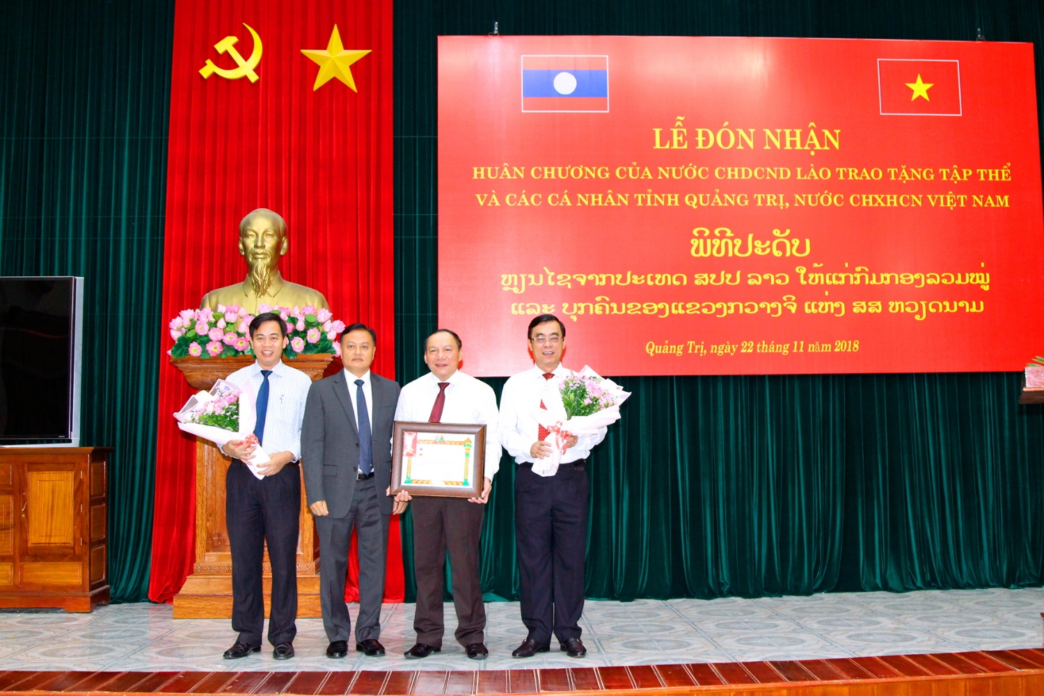 Bí thư, Tỉnh trưởng Savannakhet Xẳn Ty Phạp Phôm Vy Hản trao Huân Chương Lao động hạng Nhất của nước CHDCND Lào cho tỉnh Quảng Trị. Ảnh: Thành Dũng