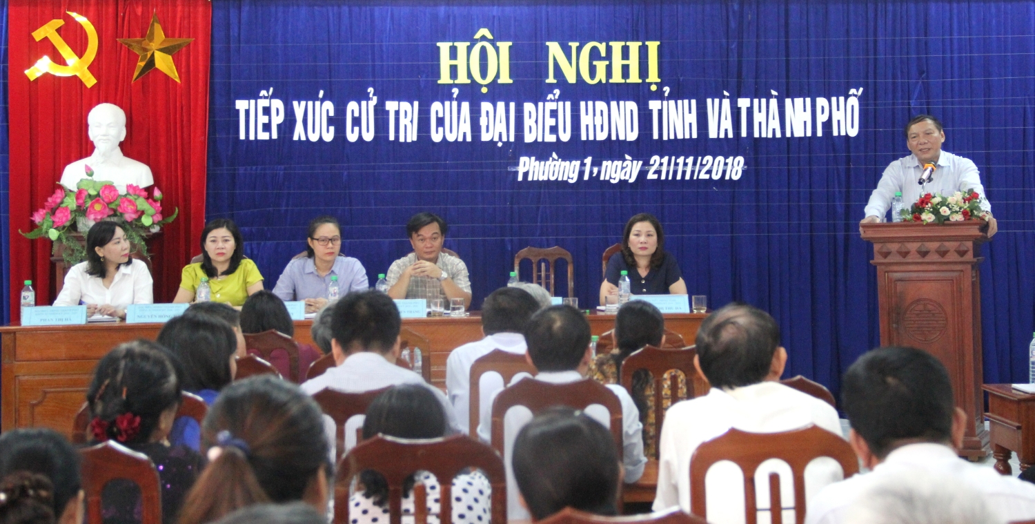 Bí thư Tỉnh ủy, Chủ tịch HĐND tỉnh Nguyễn Văn Hùng phát biểu tại buổi tiếp xúc với cử tri ở phường 1. Ảnh: Minh Đức