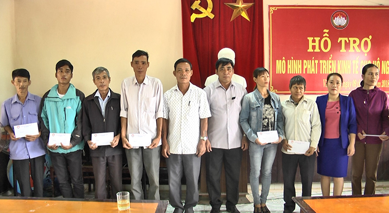 UBMTTQVN huyện Vĩnh Linh trao tiền hỗ trợ cho các gia đình