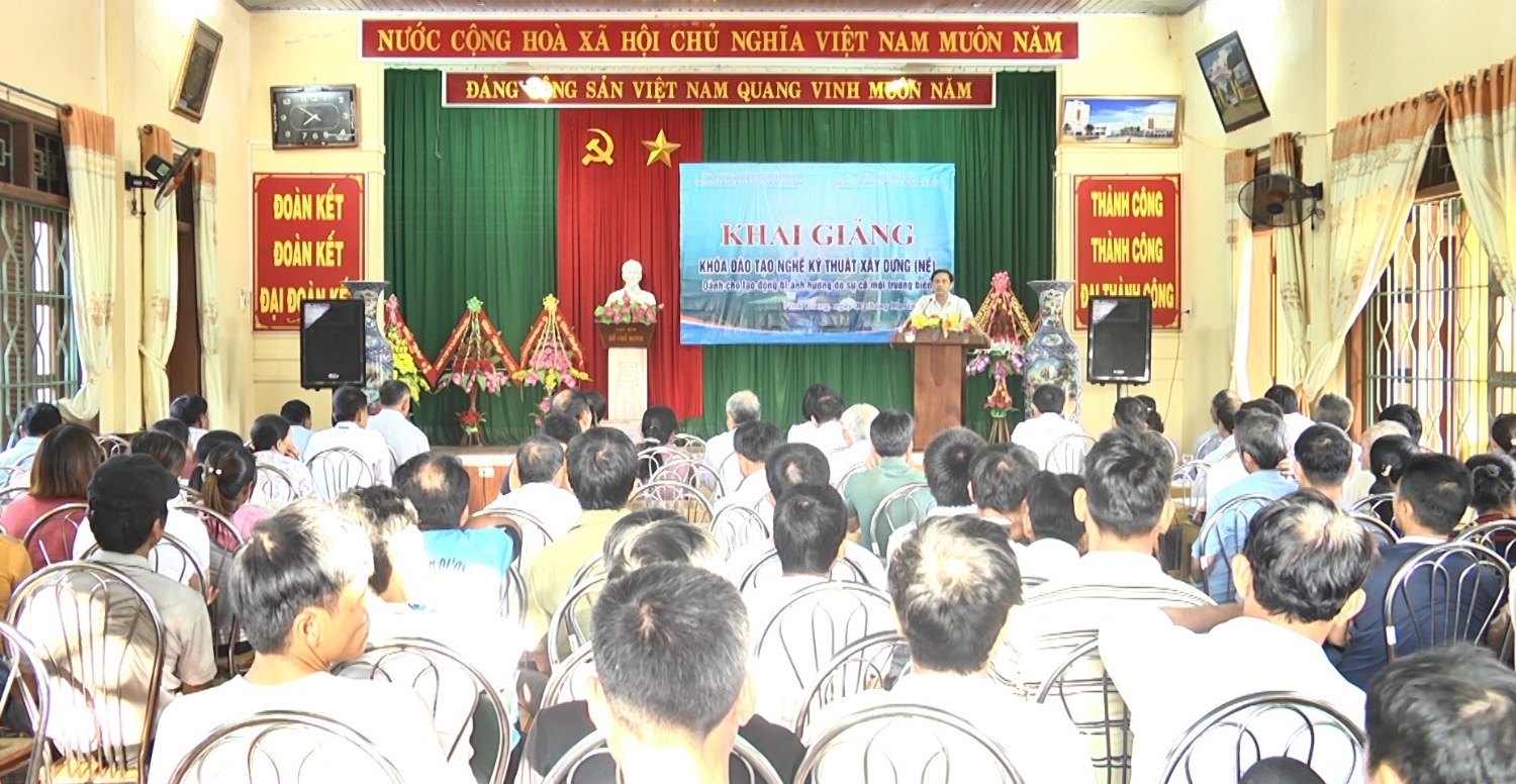 Các học viên được truyền thụ những kiến thức cơ bản cả lý thuyết và thực hành về kỹ thuật xây dựng