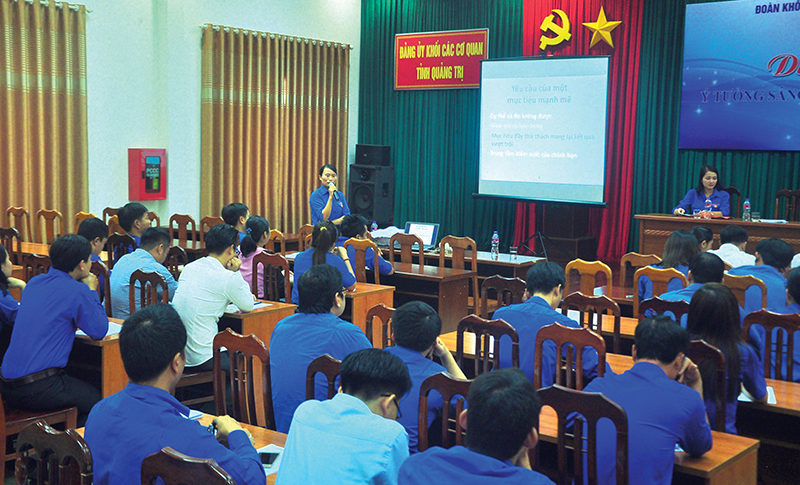 Các đoàn viên, thanh niên tìm hiểu về khởi nghiệp