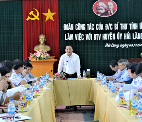 Đồng chí Nguyễn Văn Hùng, Bí thư Tỉnh ủy, làm việc với Ban Thường vụ Huyện ủy Hải Lăng.