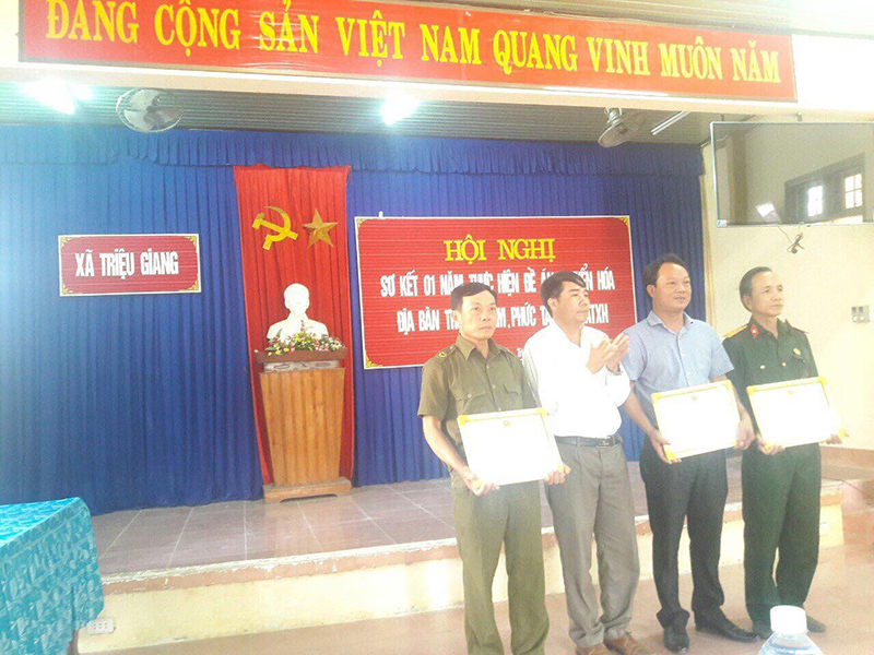 Khen thưởng các tập thể có thành tích trong chuyển hóa địa bàn trọng điểm tại xã Triệu Giang