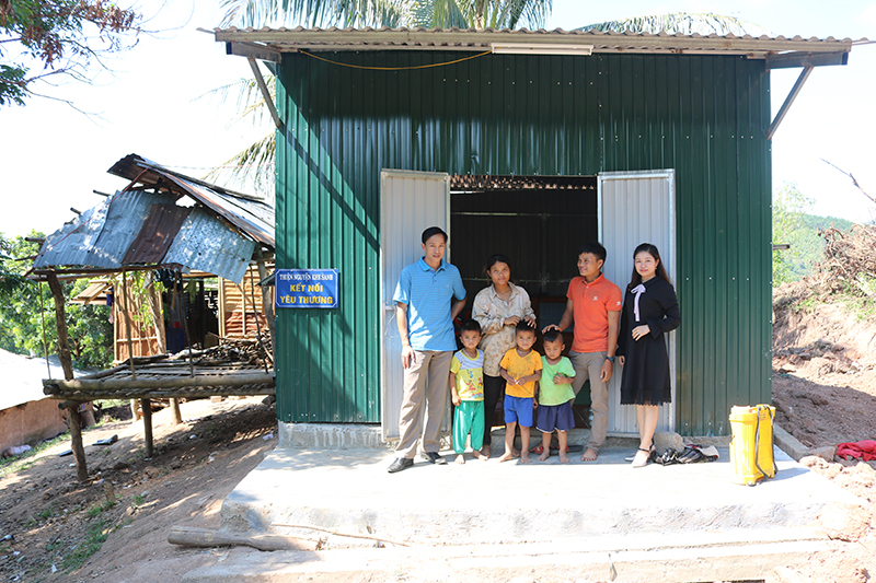 Thầy giáo Lý Chí Thành (bìa trái) và cô giáo Lê Thị Lan Anh (bìa phải) thăm hỏi, động viên gia đình anh Hồ Văn Thông, ở bản Vây, xã Tân Long, huyện Hướng Hóa