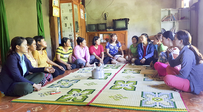 Hội Phụ nữ xã A Bung thông qua các buổi họp để tuyên truyền, thay đổi nhận thức cho chị em hội viên phụ nữ