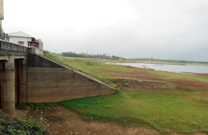 Nhiều hồ chứa đang khô cạn