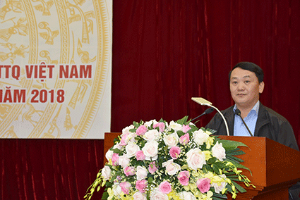 Phó Chủ tịch - Tổng Thư ký Hầu A Lềnh phát biểu tại Hội nghị.